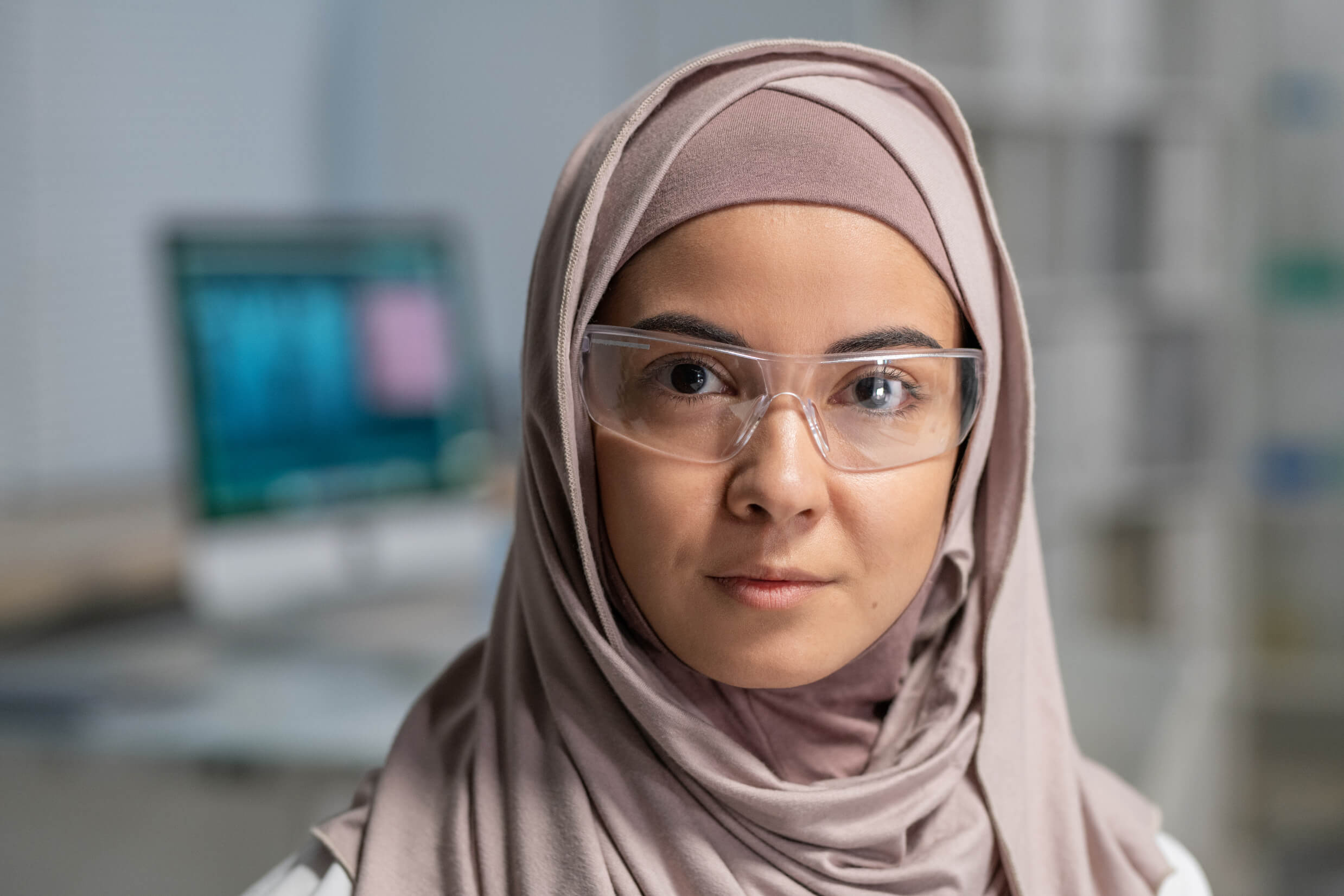 face-of-young-pretty-muslim-female-clinician-in-hi-CWDJPP8.jpg